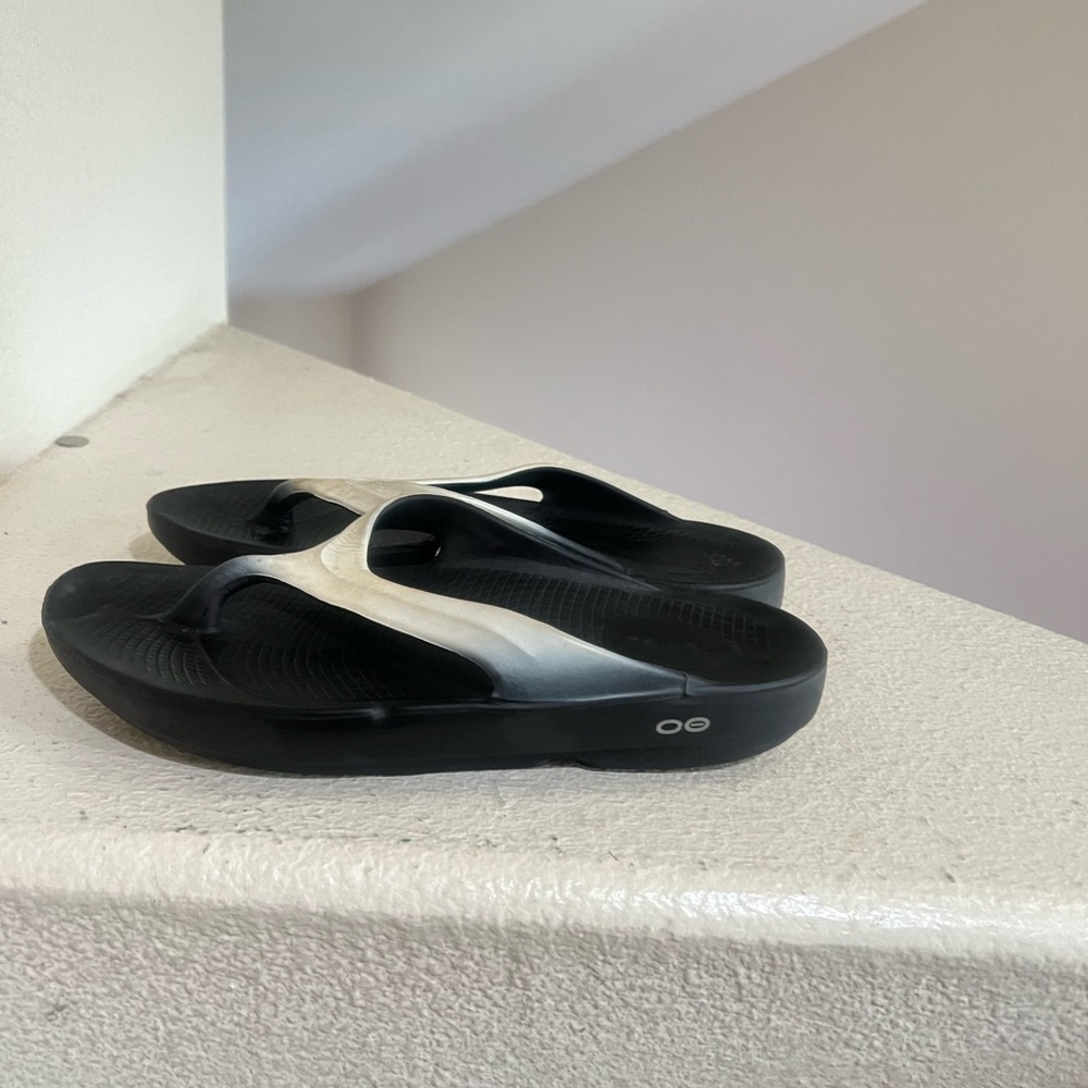 OOFOS OOlala Luxe Thong Flip Flops Recovery Sandals Latte Black Women's Size 10